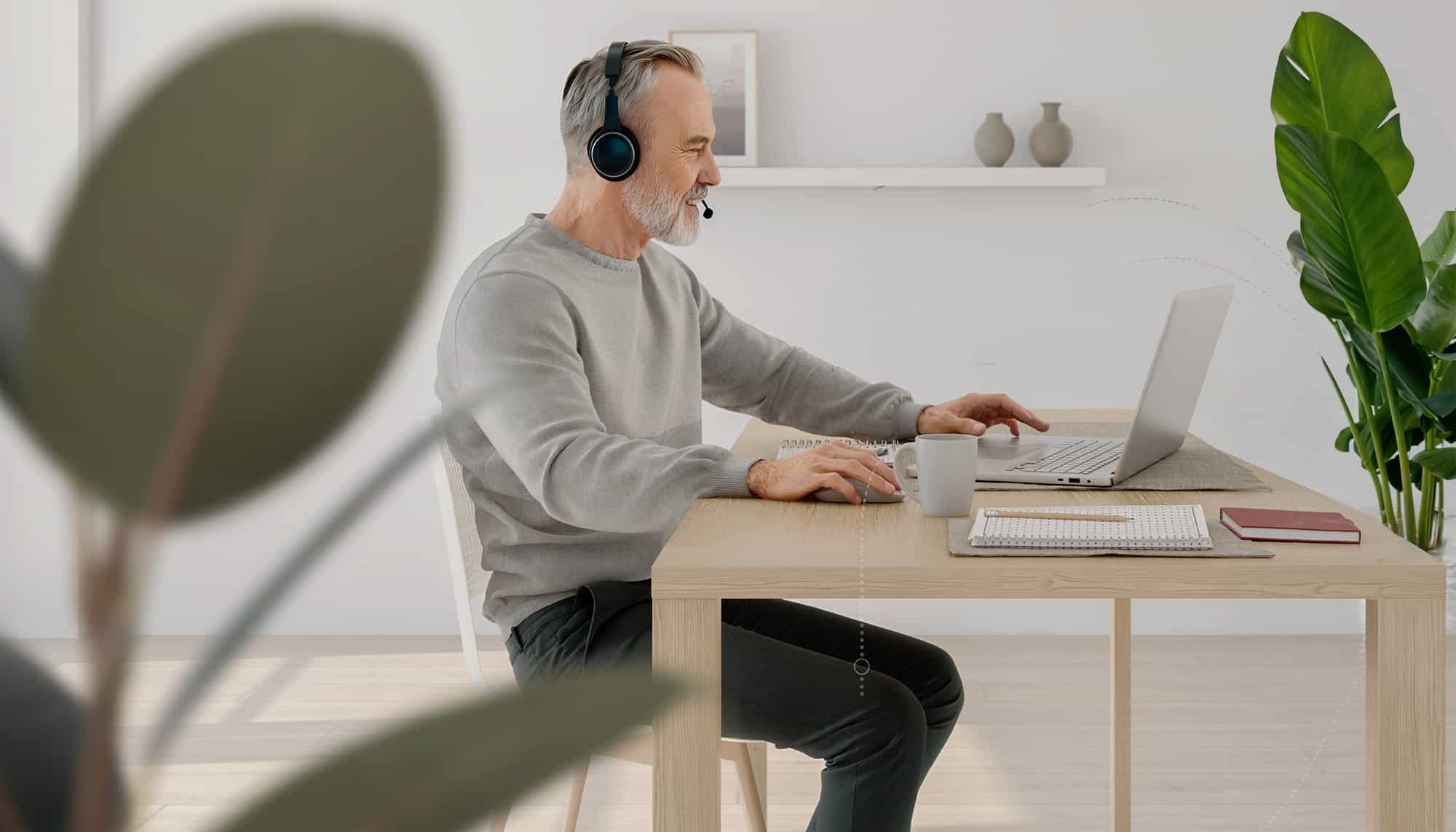 Person som arbetar vid dator med hand på mus i en strukturerad hybrid arbetsmiljö med digitala samarbetsverktyg