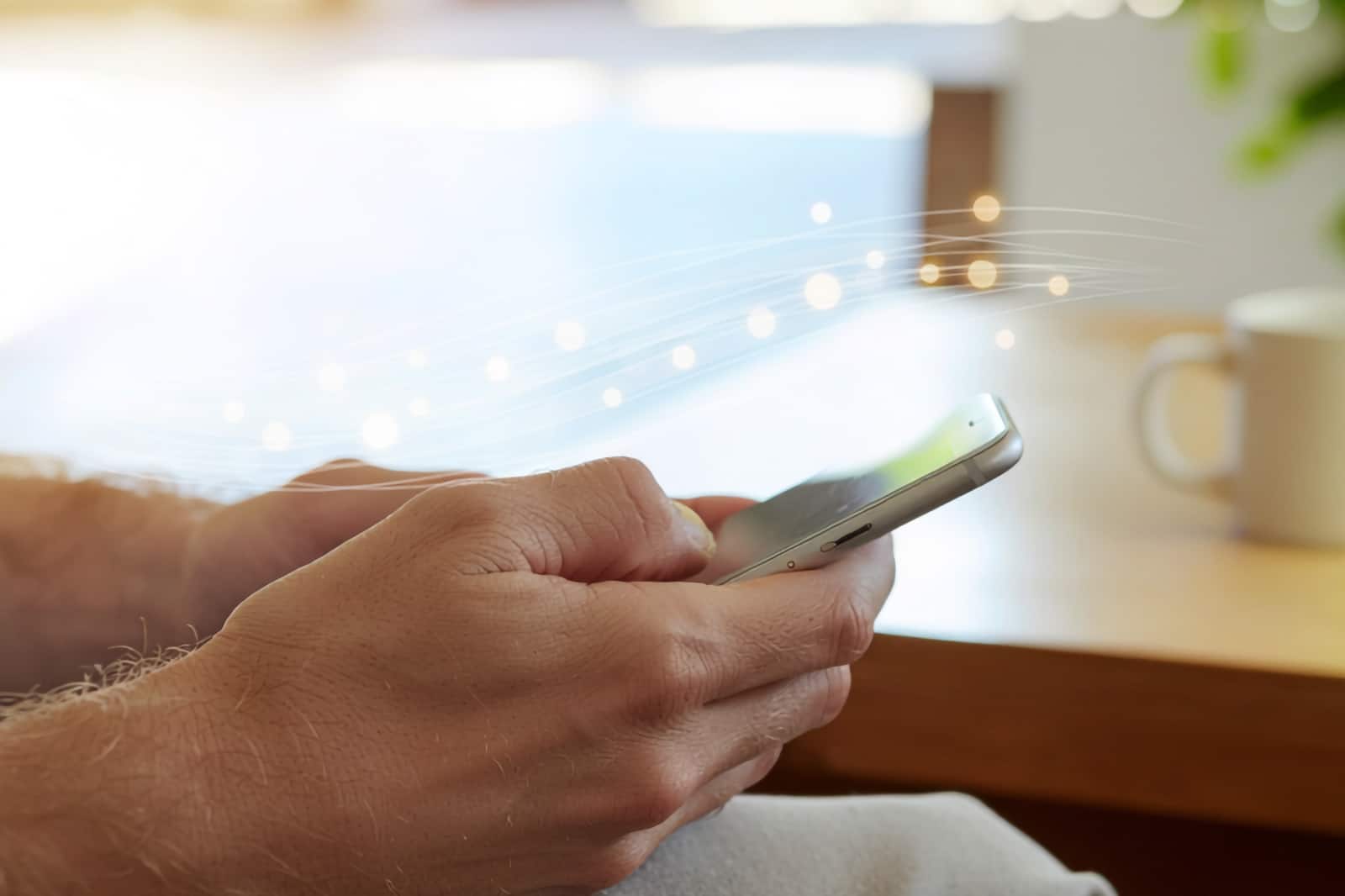 Mobil enhet med dataöverföring som symboliserar säker hantering via MDM i företag