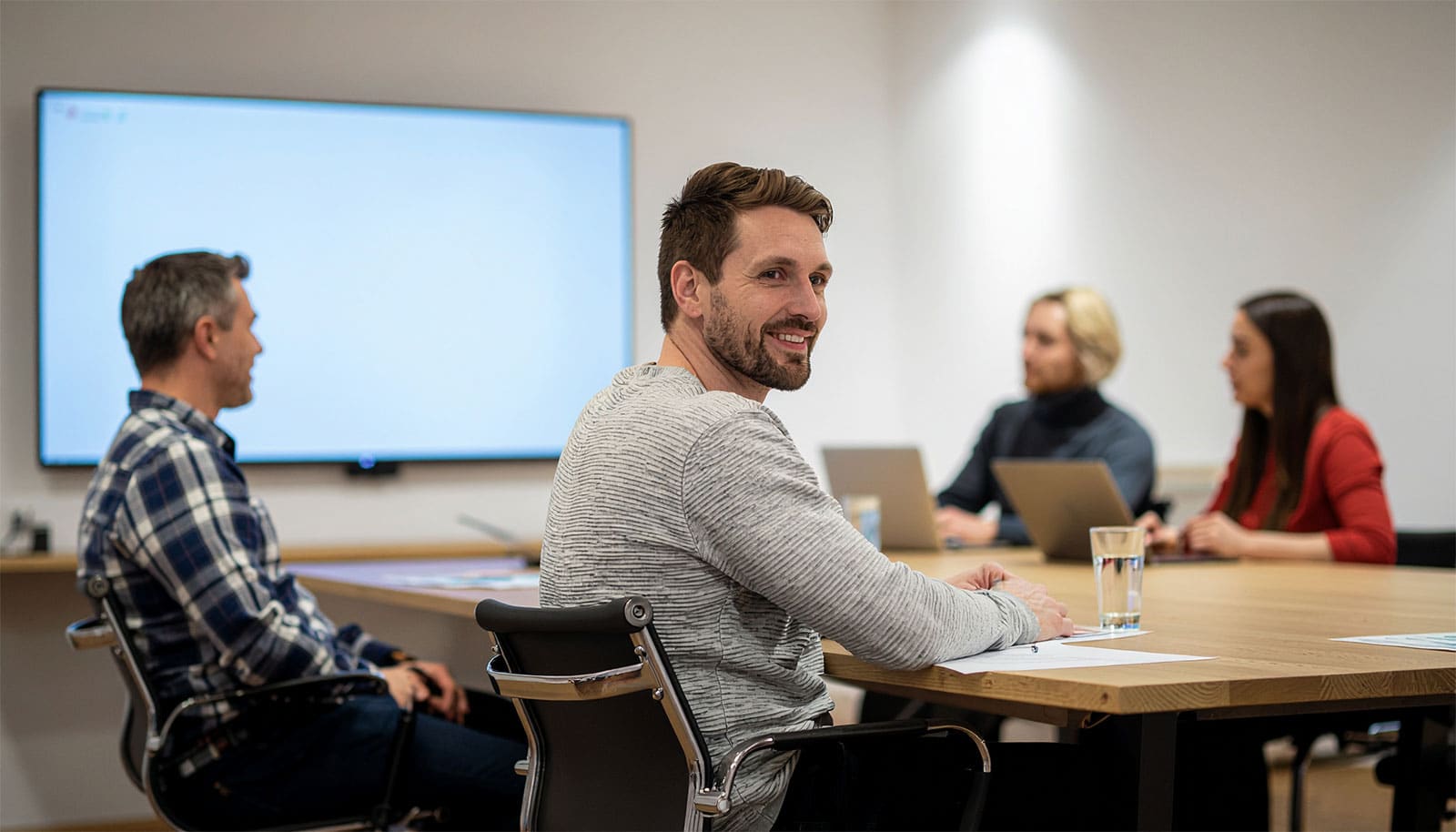 Teams Rooms‑mötesrum med kamera och skärm för hybridmöte