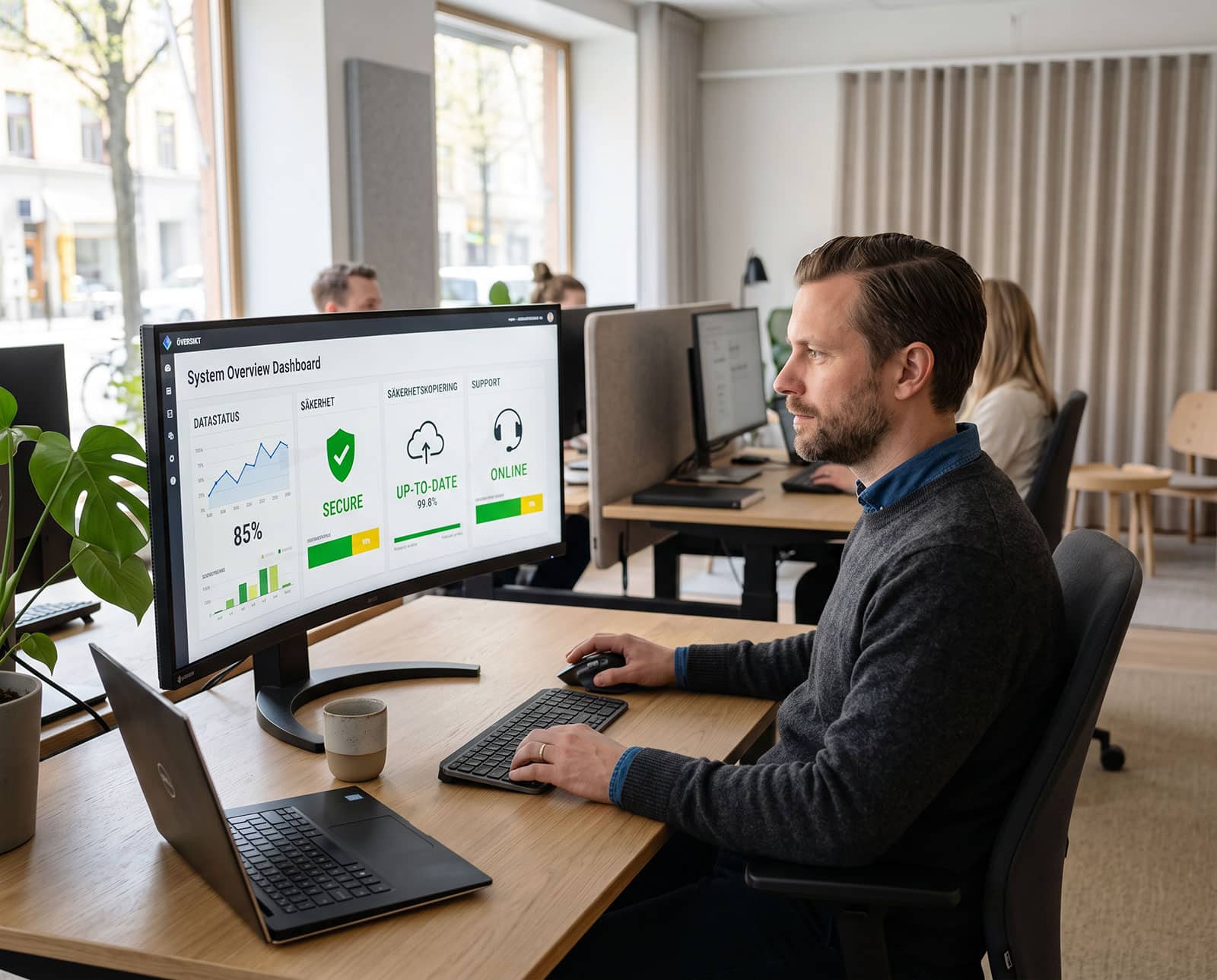 Man arbetar vid dator på modernt kontor med utsikt över norrländskt landskap, fokus på säker hosting och datahantering.