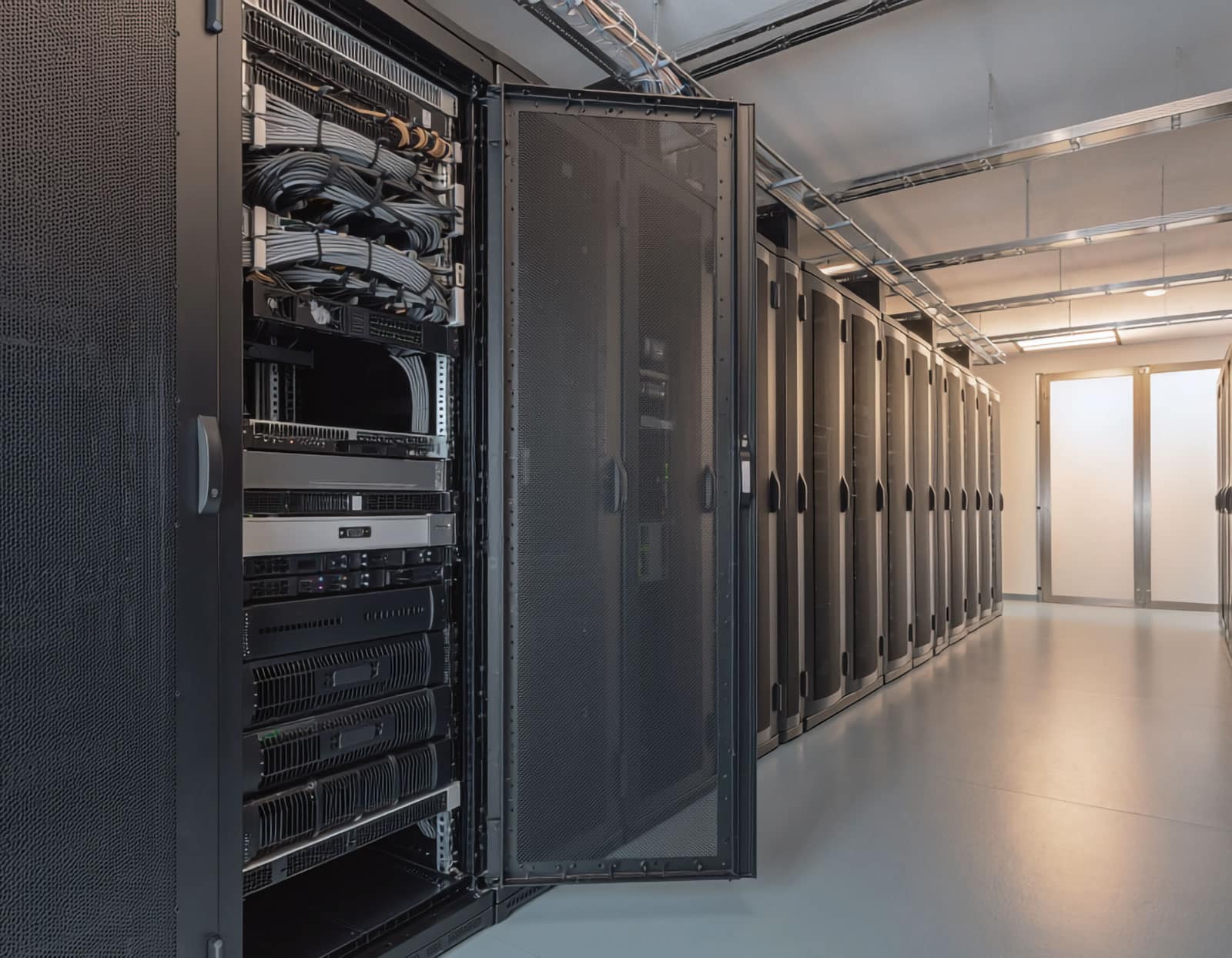 Modern säker serverhall med redundanta system och robust IT-infrastruktur för hög tillgänglighet och säker drift. Visa fler rader